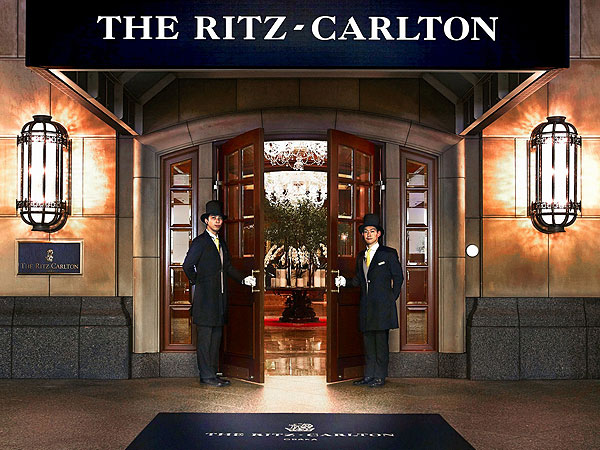 【リッツカールトン大阪】日本最高峰の五ツ星ホテル、紳士淑女をホテルマンがご案内～時代を越えた英国貴族の邸宅、極上の調度品、伝統のアフタヌーンティーまで～