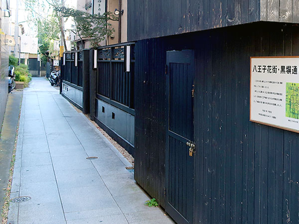 【八王子】独立国家八王子！？スリバチ学会と、桑の都を凹凸で解き明かせ～遊郭の妓楼建築、ノコギリ屋根の通り、「日本のシルクロード」はどうできた～