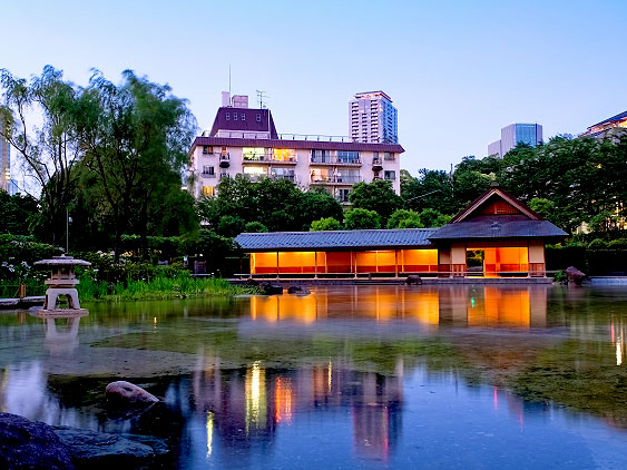 【赤坂・乃木坂】スリバチ学会発祥の凹凸聖地へ！大人の街の名建築めぐり～丹下健三の傑作建築、坂だらけ赤坂サカス、巨大再開発・東京ミッドタウンまで～