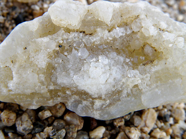 【木津川】日本は石の標本箱！地学専門家と鉱物探し、京都3億年の旅～ガーネット、紅柱石、電気石…石がわかれば地球がわかる～