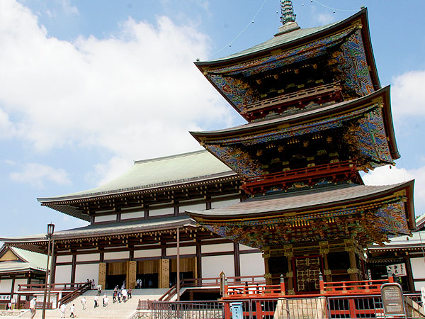 【成田山新勝寺】建築史家と初詣！名建築が目白押し、不動明王信仰の一大中心地へ～絢爛豪華な三重塔から吉田五十八の大本堂まで、300年の圧巻建築群を追う～