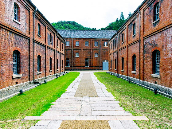 【舞鶴】日本海唯一の軍港都市へ、港町の女将さんと舞鶴まち歩きツアー！～ド迫力イージス艦、今も残る官舎群、昼食は海軍レシピを再現～