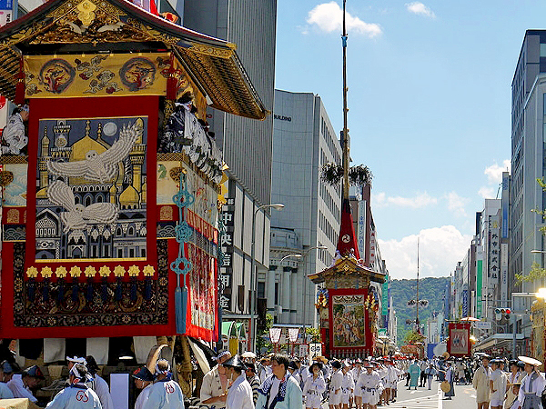 【祇園祭・巡行早朝】巡行間際、最高に美しくなる山鉾めぐり！高揚する鉾町をいく～この日しか見られない“動く美術館”真の姿、絢爛な懸装品を間近で拝見～