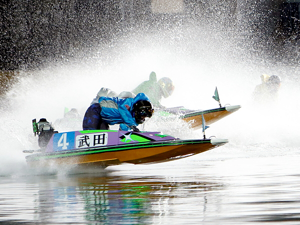 【ボートレース住之江】元整備士といく“聖地”住之江！貸切プラチナルームで特別観戦～手に汗握るターンの駆け引き！レースの仕組みからエンジン音の聞き分けまで～