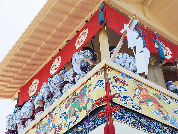 【祇園祭・鷹山】200年ぶりの復活！鷹山へ特別搭乗、設計者といく後祭～祇園祭の歴史に残る一場面！曳山最大級、建築士目線で山鉾町をめぐる～