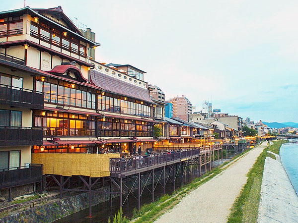 【鶴清・鮒鶴】鴨川にそびえる二大楼閣建築！贅を尽くした巨大料理旅館を特別拝見～四代目当主がご案内！200帖敷き圧巻の大広間から屋上まで、コースランチ付き～