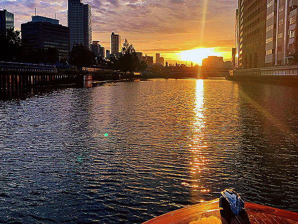 【ご来光クルーズ】この日限りの夜明け出航！キャプテンと幻のご来光クルーズ～朝日きらめく運河群から大阪城まで、船上で淹れたての一杯をいただく～