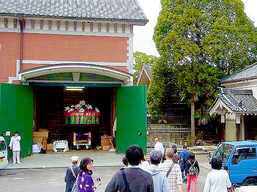 【時代祭】名誉宮司と「御蔵出し」特別潜入ツアー！平安神宮の時代祭収蔵庫へ～“時代絵巻”の祭り支度！牛車に馬車に御鳳輦…衣装や道具を間近で拝見～