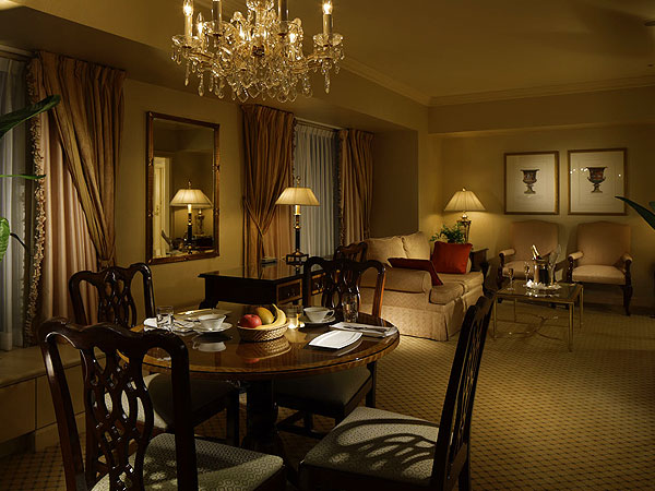 【リーガロイヤル】皇室・国賓御用達、大阪の名門老舗ホテルを特別にご案内～吉田五十八が手掛けた“大阪の迎賓館”、客室から極上庭園、コースランチ付き～