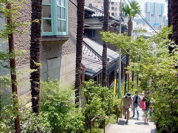 【高輪】華族たちが暮らした高台の街へ！都市史研究者と建築・寺社・坂道めぐり～泉岳寺、高輪教会、海沿いの丘地形…高輪のランドマーク建築を拝見～