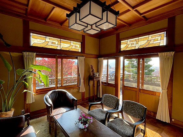 【吉田山荘】美と技が織りなす旧皇族の邸宅へ、烏賀陽さんと傑作庭園＆建築めぐり～粋を尽くした東伏見宮家の別邸建築、この日限りの特別京会席をいただく～