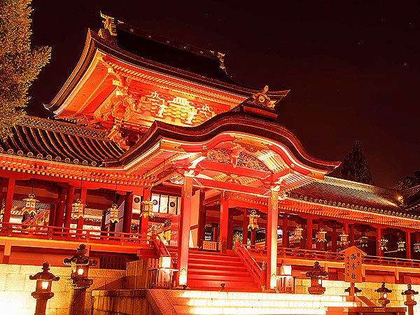 【石清水八幡宮】一夜限りの特別貸切！神職と、光に包まれる圧巻の極彩色社殿へ～幻想に浮かぶ夜の聖地、頓宮から黄金の雨樋、非公開の本殿・社宝を拝見～