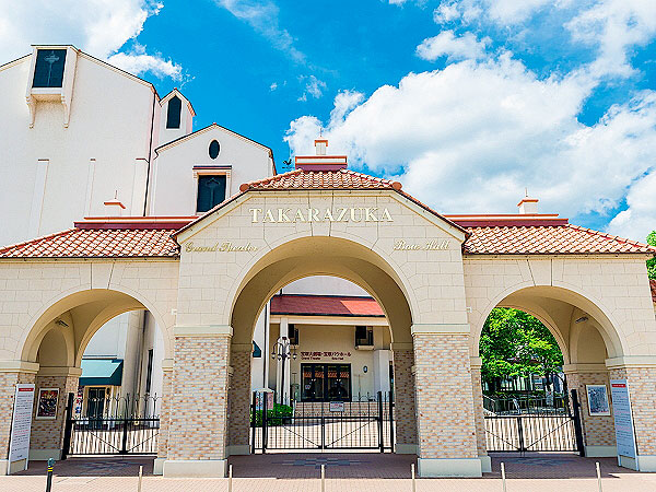 【宝塚歌劇団】歴28年ヅカオタと、煌びやかな歌劇の街へ！街全体が一大テーマパーク～清く正しく深い沼！花の道から大劇場、ジェンヌ御用達店、歌劇の殿堂まで～