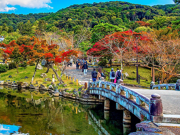【祇園・円山】タモリさんを案内したガイドと、祇園円山凸凹ツアー！～斜面地形が生んだプレイランド、大歓楽地はモダン京都の都市公園へ～