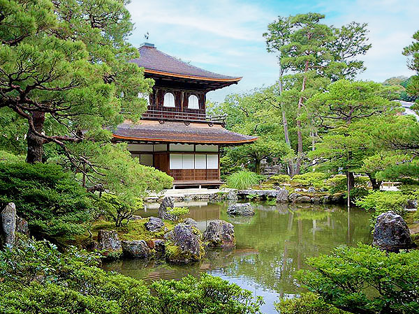 【東山】京都の白き石の谷へ！森の案内人と、石工の里から白砂の銀閣寺庭園まで～崖に迫りだすタヌキ寺！？仙人の岩窟跡、京都の“白川石”と枯山水誕生を追う～