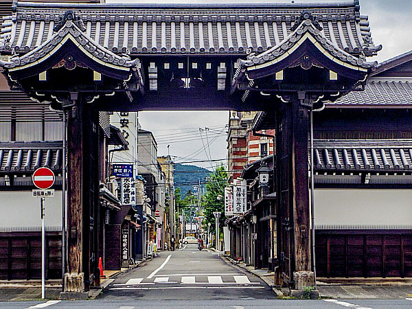 【東西本願寺】日本最大の寺内町はどうできた！？お西VSお東、激動の400年を追う～地理男子シゲちゃんと仏具屋町から旅館街へ！謎のカーブに残る堀、石造怪獣まで～