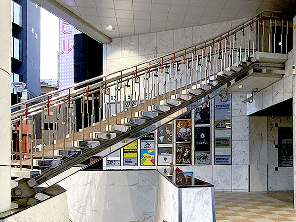 【新宿】消えゆく「シブビル」を見届けよ！『東京人』元副編集長と個性派ビルめぐり～実は名建築ズラリ！巨大歓楽街から昭和の高層ビル群まで、シブビル内部を拝見～