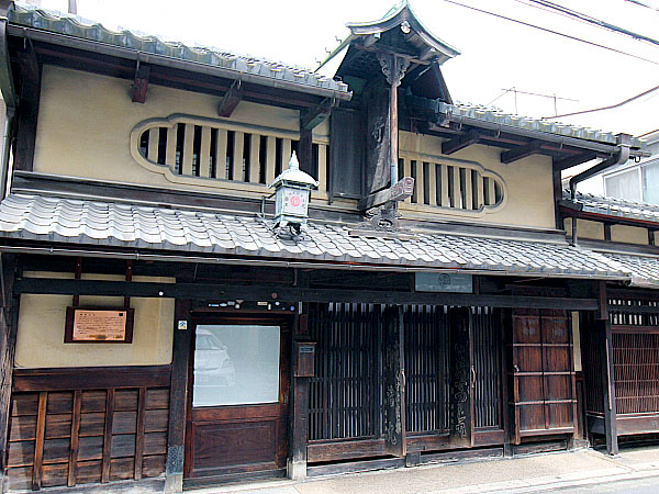 【大型京町家A】まいまい京都✕町家の日スペシャルツアー！秦家＆八竹庵を拝見～当主と建築史家がご案内！通常非公開の鉾見台、太子山の会所まで～