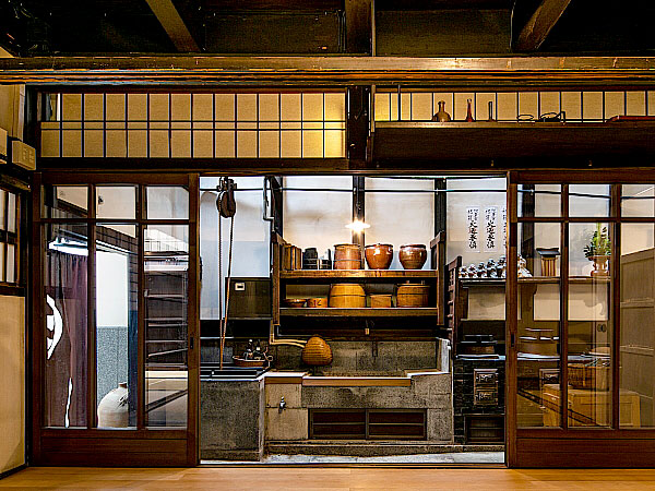 【大型京町家B】まいまい京都✕町家の日スペシャルツアー！長江家＆秦家を拝見～学芸員と当主がご案内！太子山の会所、江戸時代築・通常非公開の商家まで～