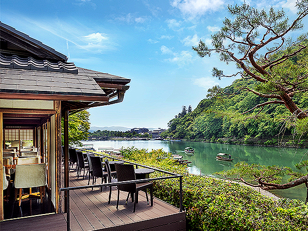 【翠嵐】嵐山を望む極上のラグジュアリーホテルへ！館内拝見スペシャルツアー～川崎重工創業者の別荘、旧「延命閣」でコースランチ、客室から庭園まで～