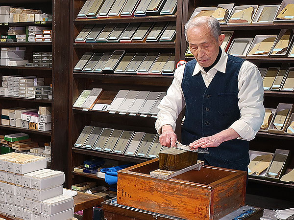 【鳥越】下町巨匠3つの工房潜入ツアー！世界最高の“技”は東京にあり～皇室三代の靴、タモリさん愛好の砥石、江戸伝統の木札まで～