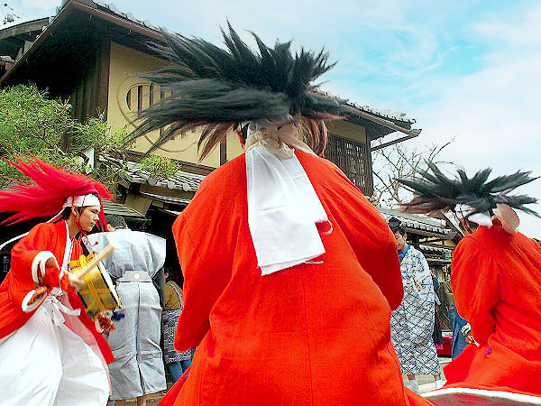 【やすらい祭】異様な鬼が激しく踊り狂う！京都三奇祭「やすらい祭」へ～疫神を誘い込む“花鎮めの祭”、今宮神社から玄武神社、紫式部の墓まで～