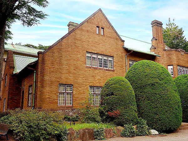 【二子玉川】都市史研究者と東京セレブタウンへ！唯一残る別邸建築・旧小坂邸を拝見～国分寺崖線が生んだ邸宅街、コンドル設計の霊廟、ニコタマの建築＆凸凹めぐり～