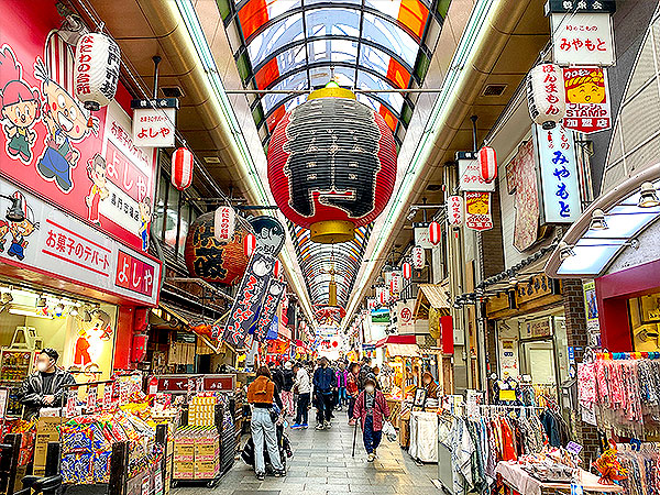 【千日前グルメ】サブカル界No.1食いしん坊と、ザ・浪花の下町グルメ食べ歩き～“じゅわ〜っ”とだし汁おでん、伝統の大阪寿司、絶品カヌレ、超濃い口コーヒーで〆～