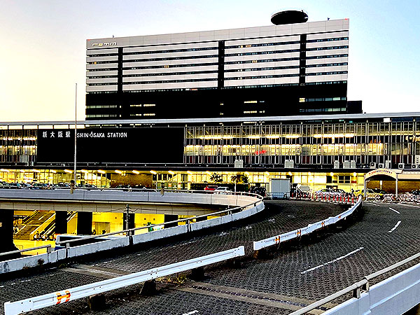 【新大阪】ゼロから新都市を築け！圧巻の傑作モダニズム駅をいちいち楽しむ～謎の柱・柱・柱！？名車ずらり車両基地、幻の阪急新大阪駅まで～
