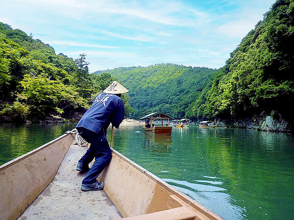 【嵐山】名物会長・石川さんといく嵐山商店街、食べ呑み歩き＆屋形船遊覧～月橋渡くんがお出迎え！職人技を拝見、おもしろ名店珍道中～
