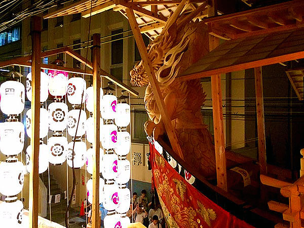 【祇園祭・宵山】復活した後祭の「宵山」へ！祇園祭・山鉾と会所めぐり～駒形提灯が灯り、コンチキチンの祇園囃子が響く夜～