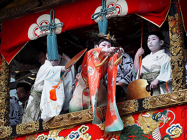 【祇園祭・曳初め】祇園祭・巨大な鉾が動き出す！曳初めと長刀鉾稚児舞を拝見～エンヤラヤー！鉾の上で稚児が舞う、祭り支度のクライマックス～