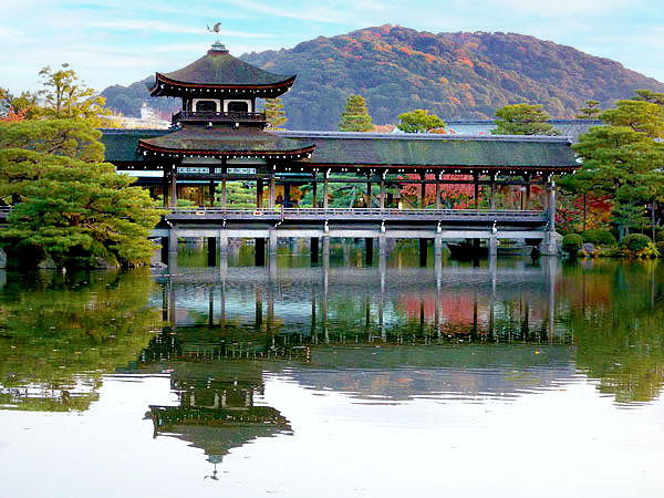 【平安神宮】初夏の花咲く平安神宮・非公開エリアへ！普段は入れない尚美館を特別拝見～造園家と名誉宮司がWガイド！七代目小川治兵衛3つの神苑、禁域の聖地まで～