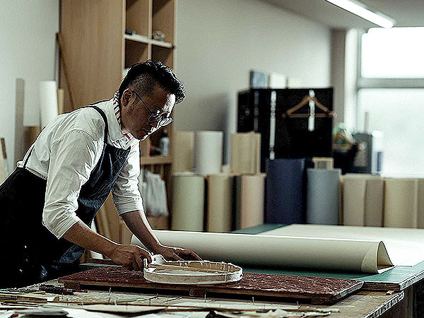 【京唐紙】手のひらで摺る伝統文様の美、京唐紙「丸二」の工房を拝見～天保時代の版木から摺り体験まで、西村社長のレクチャー付き～