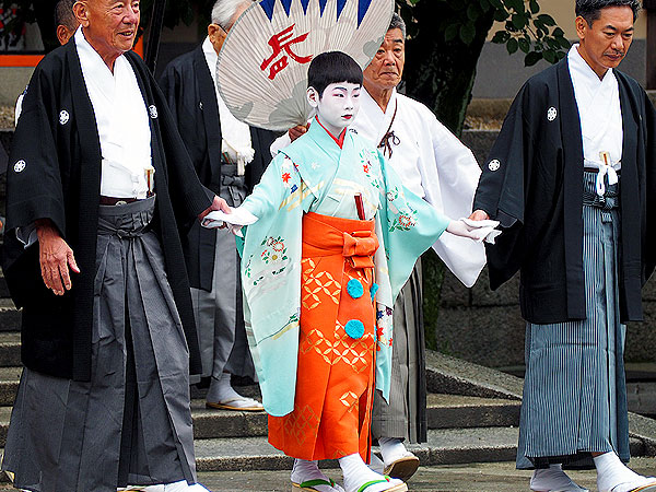 【祇園祭・お千度の儀】いざ、祇園祭が始まる瞬間へ！長刀鉾お千度の儀を拝見～白塗りの稚児＆禿が神へ祈る！山鉾館、小鍛冶の井戸…八坂の地をいく～