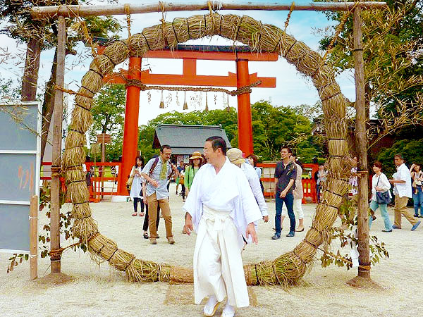 【夏越の大祓】神職とめぐる上賀茂神社、茅の輪くぐりと国宝本殿特別参拝～結界を越えて神域へ！陰陽石、人形祓い、小川流れる曲水庭園まで～
