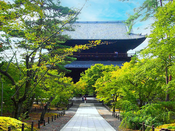 【南禅寺】朝日に輝く「別格」の南禅寺へ！静かな禅の名庭めぐり～狩野派の金碧障壁画、幽玄閑寂の離宮遺跡、夢窓疎石の池泉庭園まで～