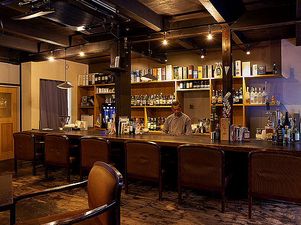 【錦小路】美食家僧侶・英月さん厳選ハシゴ酒☆京都の角打ち代表格✕坊主BAR～角打ち2杯＆絶品つまみ、ワイン呑み比べ、非公開・大行寺特別参拝まで～