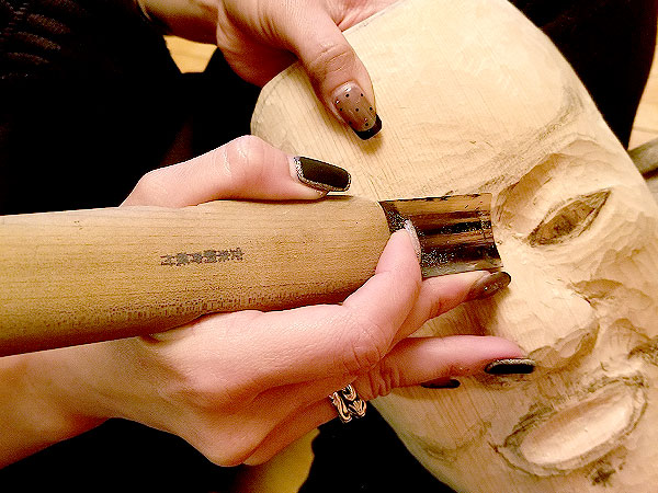 【能面工房】金剛流能楽一家の工房へ！“鬼”を生み出す女性能面師の世界～たたきのみ、彫り、彩色…800年続く能面づくりを拝見～