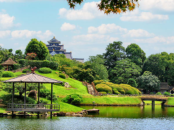 【岡山城】梅林崖長といく、不滅の名城「岡山城」凸凹ツアー！～漆黒の天守閣と天下の名園「後楽園」、山陽花崗岩の巨大城郭へ～