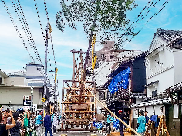 【祇園祭・山鉾建て】山鉾が今、立ち上がる！「祇園祭ウォーク」仕掛人と、祭り支度を巡る～夏空に高くそびえ立つ山鉾、ダイナミックな瞬間に立ち会う～
