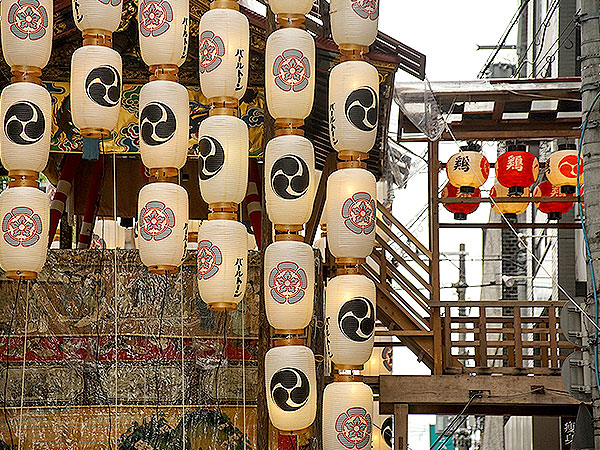 【祇園祭・山建て】「祇園祭ウォーク」仕掛人といく前祭、山建てを廻る ～祭り支度に賑わう山鉾町、山建ての職人技を訪ねて～