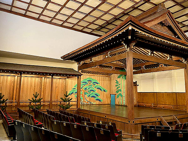 【矢来能楽堂】能楽師がオモテもウラもご案内、めくるめく能楽の世界～謡って、舞って、舞台に上がって！迫力の名場面・プチ実演付き～