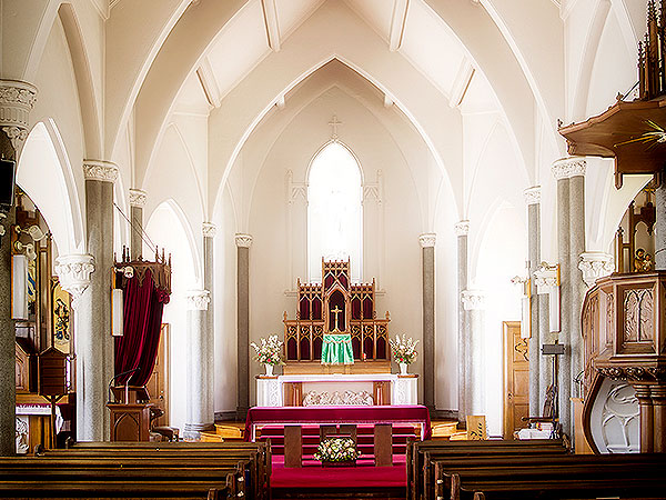 【横浜】一度は訪れたい港町3つの教会めぐり、美術家と祈りの聖堂を拝見～バラ窓、列柱、尖塔アーチ…戦禍を乗り越えた近代日本最初の教会へ～