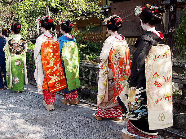 【櫛まつり】平安の白拍子から大正の舞妓まで！女性たちの“時代祭”を拝見～初秋の風物詩・金毘羅さんの櫛まつり、時代風俗行列が練り歩く祇園白川へ～