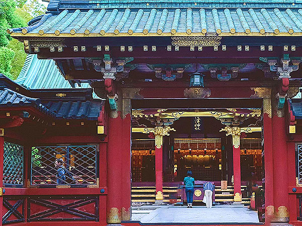 【根津神社】東京随一、圧巻の極彩色社殿！建築史家と戦禍を免れた奇跡の建築群へ ～“天下普請”の大造営！江戸最大級、徳川の建築意匠から総漆塗の権現造まで～