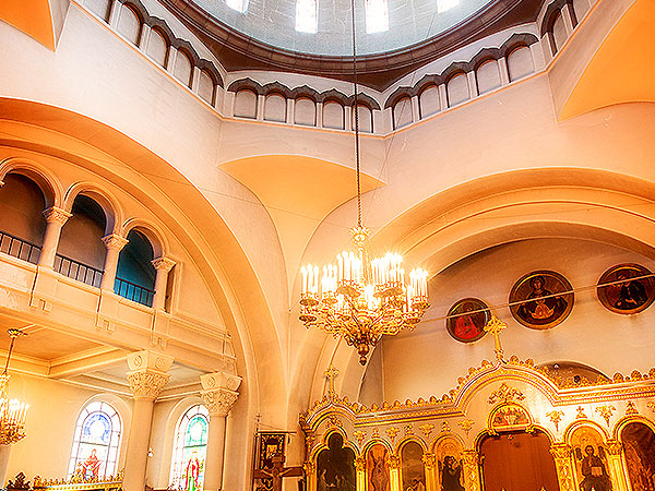 【御茶ノ水】一度は訪れたい東京2つの教会めぐり、美術家と祈りの聖堂を拝見～日本最大のビザンチン大聖堂、天に聳えるコンクリート打放し教会まで～