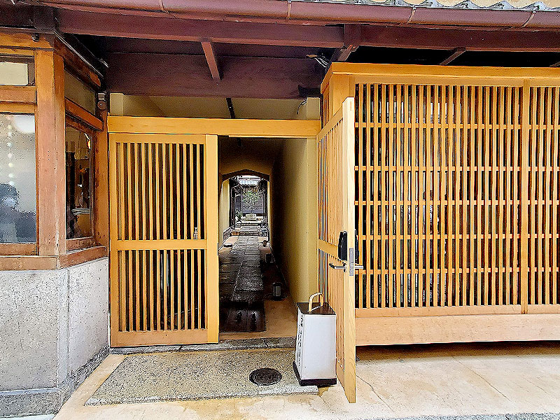 【京都路地裏研究所】オフィス街に潜む路地裏探検！下京・路地の暮らしを訪ねて～L字型、コの字型、カギ型…天使突抜から路地奥のリノベーション長屋まで～