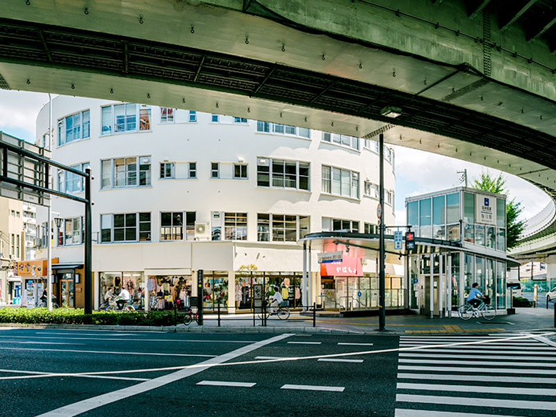 【桜川】住宅史家と巡る戦後モダニズム、新桜川ビル＆西長堀アパートを特別拝見 ～異色の「円形ビル」から伝説のセレブアパート、建築内部から屋上まで～