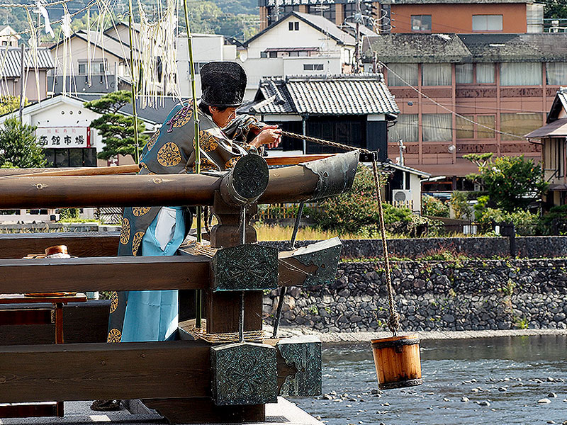 【宇治茶まつり】秋を彩る一大祭典！「お茶壺道中」＆「名水汲上の儀」を拝見～天下一の茶どころへ！十三重石塔から朝霧橋、茶筅塚の興聖寺まで～
